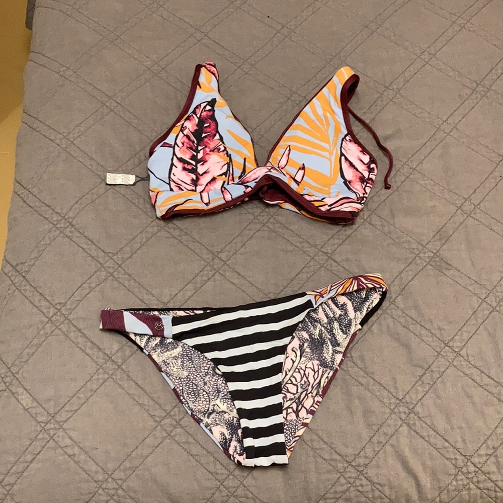 Maaji Allure Long Line Bikini Top (size L)
